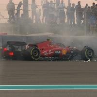 Video / Haos na treningu u Abu Dabiju: Vozač Ferrarija se zabio u barijere