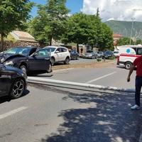 Haos na mostarskom Bulevaru: Vozač Alfe udario u banderu, oborio je na cestu, Hitna pomoć odvezla trudnicu