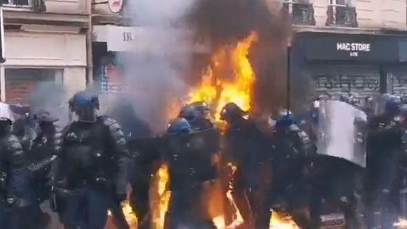 Demonstranti gađali policiju molotovljevim koktelima - Avaz