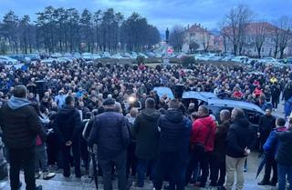 Protest u Nikšiću zbog oslobađajuće presude optuženima za oružanu pljačku Pošte i ubojstvo radnika