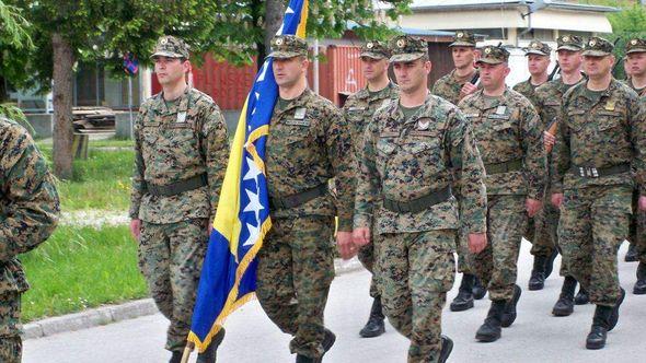 Vjerska obilježja mogu uz uniformu - Avaz