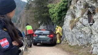 Vjerovao navigaciji: Vozač BMW-a ostao zaglavljen na planinskoj stazi