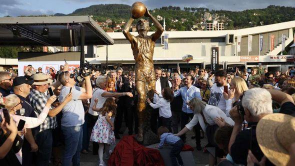 Spomenik Mirze Delibašića - Avaz