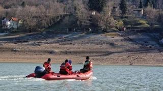 Spasioci tragaju za ribarom koji je nestao na Jablaničkom jezeru