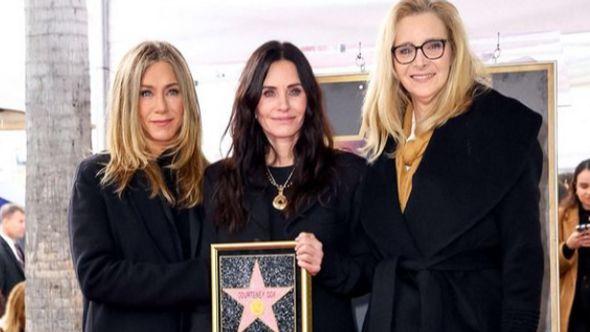 Dženifer Aniston, Kortni Koks i Liza Kudrov - Avaz