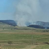 Požar u selu Kula nedaleko od Sokoca: Vatrogasci brane kuće od vatre