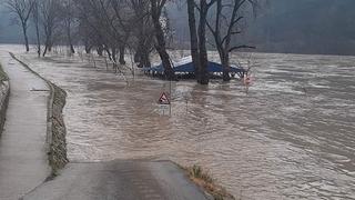 Izlila se Drina u Zvorniku: Poplavljeni gradska plaža i dječije igralište