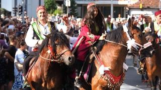 Građani aplauzom ispratili defile konjanika i orkestar "Mehter" kroz Donji Vakuf