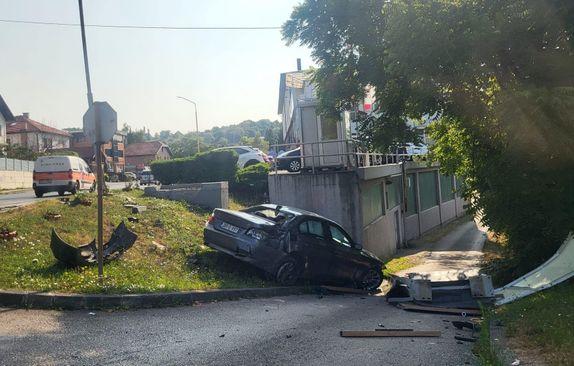 Automobilom završio na travnjaku - Avaz