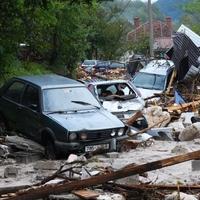 Video / Automobili na gomili, oštećene kuće i ceste