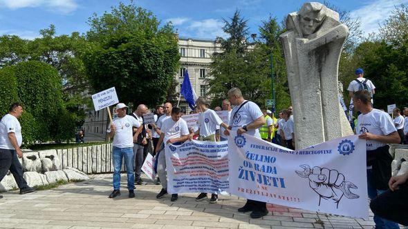 Demonstranti u Trgu Prvog korpusa Armije RBiH - Avaz