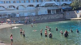 Brojni turisti za vikend stigli u Neum: Evo kakve su cijene hrane i pića, jedini bh. grad na Jadranu dobija prvi nargila bar