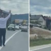 Video / Humanost na djelu: Muškarac zaustavio saobraćaj u Vogošći kako bi patka i pačići sigurno prešli cestu