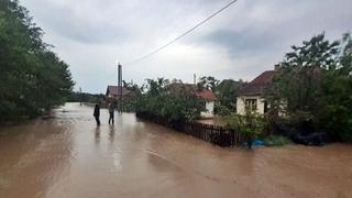 Poplave u Ugljeviku: Zaplavljene kuće, vatrogasci na terenu