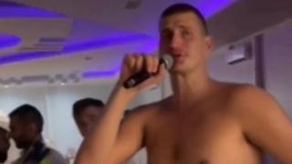 Dok javnost bjesni, Jokić se skinuo do pasa i zapjevao: "Ja sam Jovicu šarala, varala"