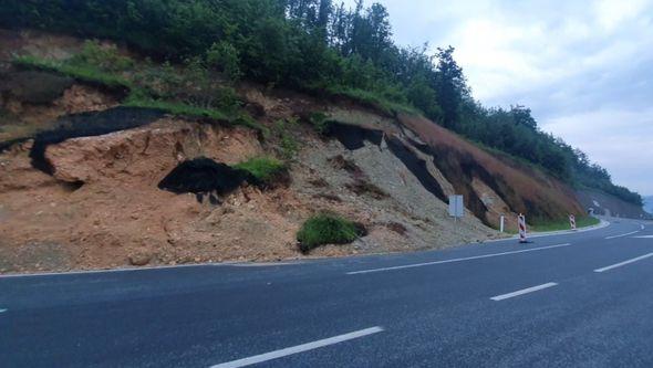 Klizište na Komaru zatvorilo jednu traku - Avaz