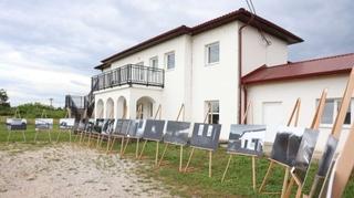 U Prijedoru, na mjestu bivšeg logora Trnopolje, otvorena izložba fotografija Nidala Šaljića "Zidovi"