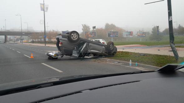 Automobil završio na krovu - Avaz