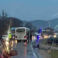 Teška nesreća kod Maglaja: Sudarili se autobus i automobil, jedna osoba povrijeđena 