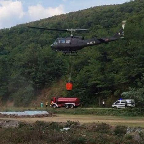 Video / Pogledajte kako helikopter OSBiH nosi vodu iz improvizovanog bazena u Tršću na požarište Crni vrh