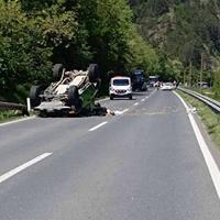 Teška saobraćajna nesreća kod Žepča: Četiri osobe povrijeđene, automobil završio na krovu