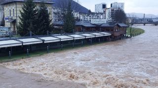 "Avaz" na licu mjesta: Rijeka Željeznica podivljala preko noći, voda došla do ruba restorana Seje Brajlovića