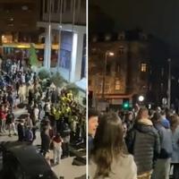 Video / Grupa studenata blokirala sve ulaze u zgradu RTS-a u Beogradu