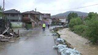 Borba s poplavama i klizištima u Srbiji: Neki putevi u prekidu, evakuirano više od 200 ljudi