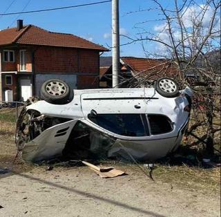 Uznemirujuće fotografije s lica mjesta: Pežo završio na krovu, vatrogasci na terenu