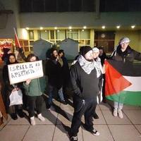 Protesti ispred Skenderije zbog hokejaške utakmice BiH i Izraela, okupljeni uzvikuju: "Free Palestine"