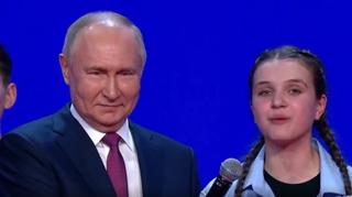 Video / Putin zgrabio mikrofon i zapjevao rusku himnu sa grupom djece