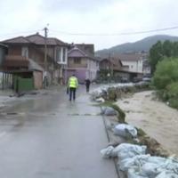 Borba s poplavama i klizištima u Srbiji: Neki putevi u prekidu, evakuirano više od 200 ljudi