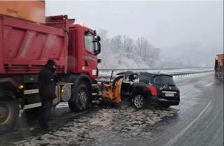 Na autoputu kod Prnjavora sudarili se grtalica i automobil 