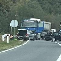 Žestoka nesreća kod Žepča: Sudarili se kamion i četiri automobila, povrijeđeno sedam osoba, obustavljen saobraćaj