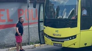 Video / Svirao mu vozač autobusa, pa poludio:  Šta sviraš koje pi*** materine, pu** ku***, je**m ti mater