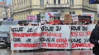 Poruke na protestima u Sarajevu: Pogledajte šta je ispisano na studentskim transparentima