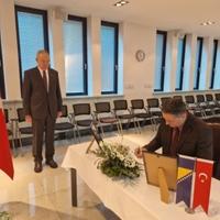 Bećirović se upisao u Knjigu žalosti u Ambasadi Turske u BiH

