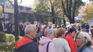 Video / Sarajlije sakupljaju dokumente za 600 KM pomoći od EU: Haos ispred objekata gdje se vade CIPS prijavnice