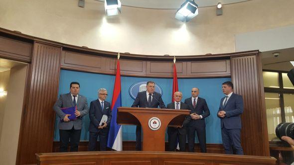 Dodik sa koalicionim partnerima - Avaz