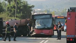 Prve fotografije s lica mjesta stravične nesreće: Kamion prikolicom probio autobus