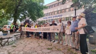 Dok traje sjednica Općinskog vijeća: Građani se okupili ispred Općine Novo Sarajevo, "Stop građenju na štetu građana"