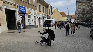 Starica u Zagrebu oko vrata nosila poruku Milanoviću