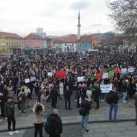 Iz Tuzle sve revolucije u BiH kreću: Hiljade studenata, građana, penzionera i učenika izašlo na proteste