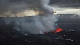 Eruptirao vulkan Ruang, aerodrom zatvoren, stanovništvo evakuirano