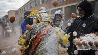 Smijeh i zabava u tradicionalnoj borbi brašnom i jajima u Španiji