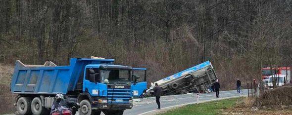 Kamion i automobil sletjeli s kolovoza - Avaz