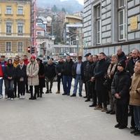 Položeno cvijeće na mjestu masakra ispred OŠ "Safvet-beg Bašagić"