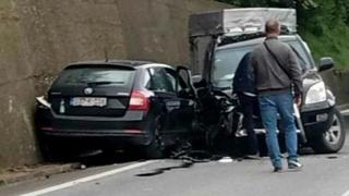 Težak sudar dva vozila u Begovom Hanu: Tri osobe povrijeđene 