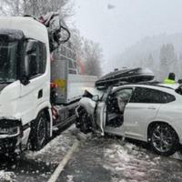 Snijeg pravi probleme i u Austriji, težak sudar kamiona i BMW-a