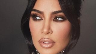 Kim Kardašijan grudi ''sakrila'' ispod nekoliko bisera